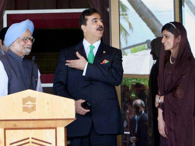 Prime Minister Manmohan Singh and his Pakistani counterpart Yousuf Raza Gilani address the media after their meeting during the 17th South Asian Association for Regional Cooperation (SAARC) summit in Addu.