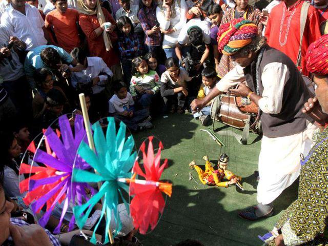 A puppet show during the Kite flying festival at India Gate lawn in New Delhi. (HT Photo/Virendra Singh Gosain)