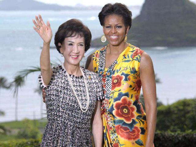 US First lady Michelle Obama greets Fang-Yui Lien, spouse of the Representative of Chinese Taipei, before the APEC Spousal Luncheon at Kualoa Ranch in Ka'a'awa, Hawaii.