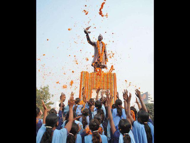 School children pay tribute to India’s first Prime minister Pandit Jawahar Lal Nehru on the occasion of his birth anniversary, celebrated as Children's Day, in Patna.