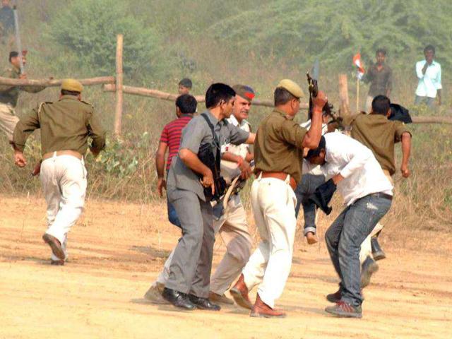 A group of student leaders who waved black flags to Rahul Gandhi at the helipad being beaten by the police, SPG and Congress leaders. HT