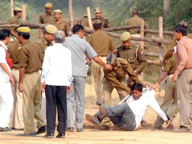 A group of student leaders who waved black flags at Rahul Gandhi at the helipad being beaten by the police, SPG and Congress leaders. HT