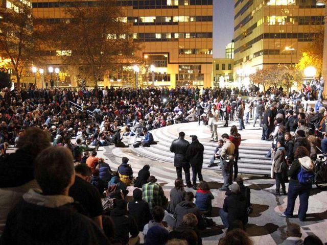 Demonstrators re-enter the Frank H. Ogawa plaza after authorities moved in and evicted Occupy Oakland's encampment in Oakland, California. (Reuters photo/Stephen Lam)