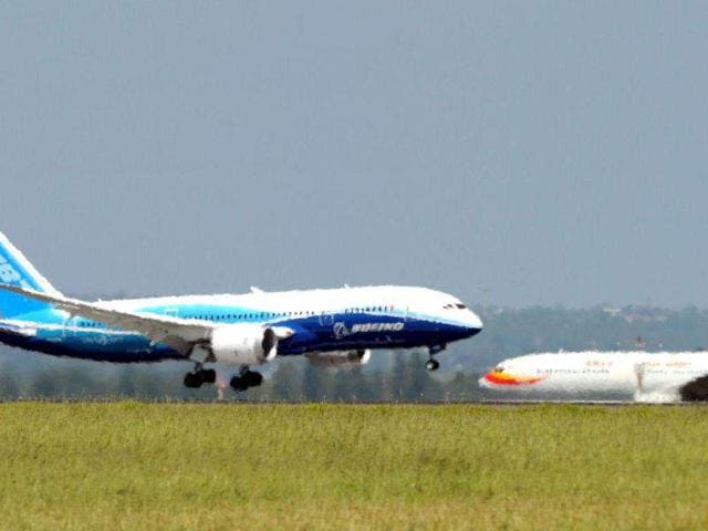 The first Boeing 787 Dreamliner (L) to visit Australia comes in to land at Sydney International Airport. (AFP Photo/Torsten Blackwood)