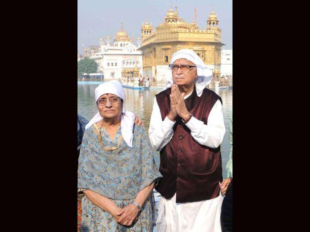 Senior leader of the Bhartiya Janta Party (BJP) LK Advani (R) and his wife Kamla Advani (L) at the Golden Temple in Amritsar. Advani visited the city during an 'All India anti-corruption yatra'.