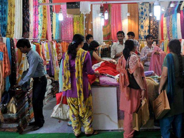 Pakistani exhibitors talks with customers on a stand during the 2011 India International Trade Fair (IIFT) in New Delhi. Photo: AFP