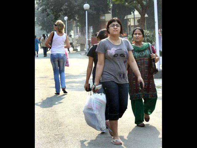 Visitors at the 31st India International Trade Fair (ITTF) at Pragati Maidan in New Delhi. HT Photo by Sunil Saxena.