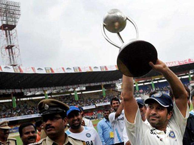 Sachin Tendulkar holds the series winning Border-Gavskar trophy during the presentation ceremony after the second cricket Test between India and Australia at M.Chinnaswamy Stadium in Bangalore on October 13, 2010. India won the match by 7 wickets and the series 2-0. AFP PHOTO/Dibyangshu Sarkar Sachin Tendulkar holds the series winning Border-Gavskar trophy during the presentation ceremony after the second cricket Test between India and Australia at M.Chinnaswamy Stadium in Bangalore on October 13, 2010. India won the match by 7 wickets and the series 2-0. AFP PHOTO/Dibyangshu Sarkar