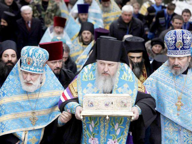 A Russian Orthodox priest holds a box containing the belt of the Mother of God in the southern Russian city of Stavropol. The belt, one of the most important Orthodox relics, has come to Russia from the Vatopedi monastery on Mount Athos in Greece. Reuters/Eduard Korniyenko