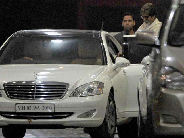 Amitabh Bachchan prepares to leave the hospital.