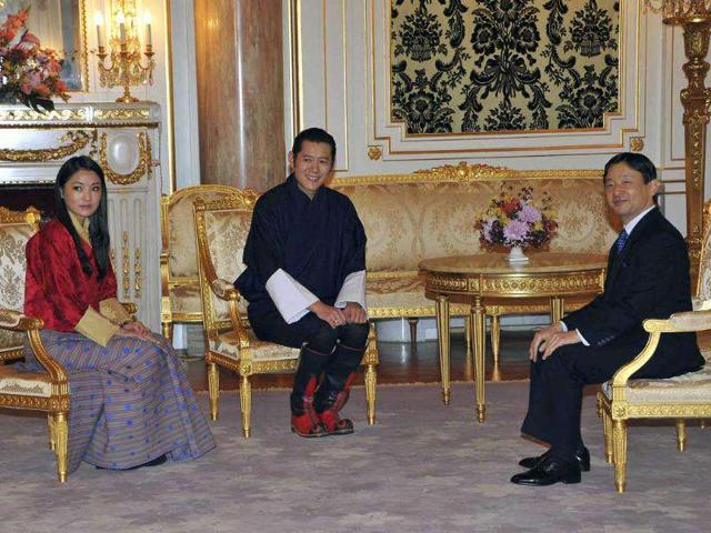 Bhutan's King Jigme Khesar Namgyal Wangchuck, center, and Queen Jetsun Pema talk with Japan's Crown Prince Naruhito at the Akasaka guesthouse in Tokyo.