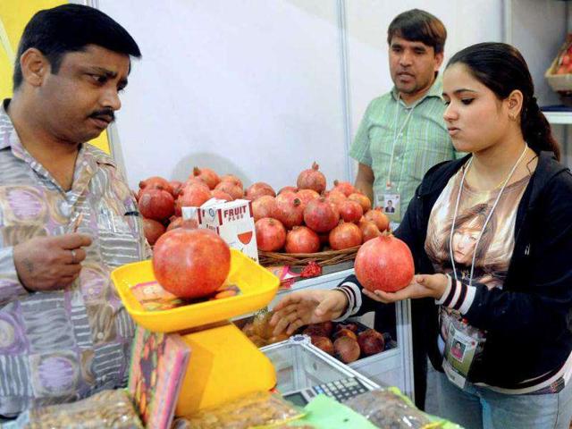 A shopper buys Afghan pomegranates at the India International Trade Fair (IITF) in New Delhi. 27 countries plus various Indian states are taking part in the two week-long trade fair focusing on tourism and promoting the products of small and medium sized companies. AFP photo/Raveendran
