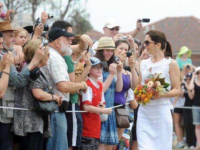 Crown princess Mary (R) of Denmark greets people during a visit to Sculpture by the Sea in Sydney. (AFP Photo/Pool/Dean Lewins)