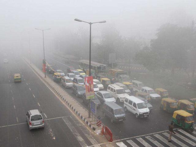 Most of the area was covered by thick fog for the first time this winters at ITO in New Delhi. HT Photo by Arvind Yadav