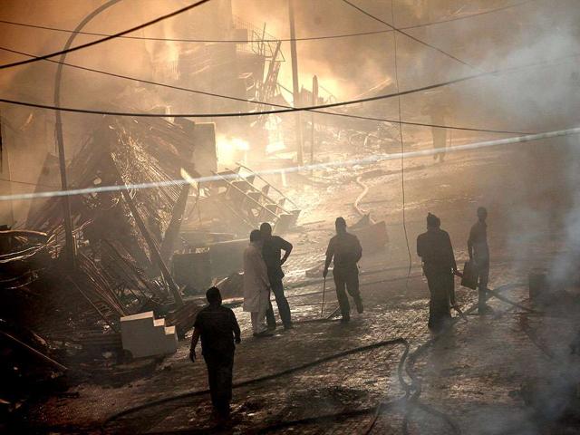 Sara Sahara market engulfed in fire that ultimately brought the structure down in the wee hours of Saturday. (HT photo/Anshuman Poyrekar)