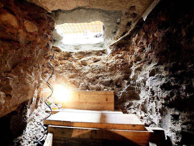 An opening leading to a warehouse through a drug tunnel found is seen on November 30, 2011 in Otay Mesa, California. The tunnel, which led from the United States to a small business building in Tijuana, was the most sophisticated tunnel ever found in California and inluded an elevator, wood flooring an lighting. (AFP Photo)