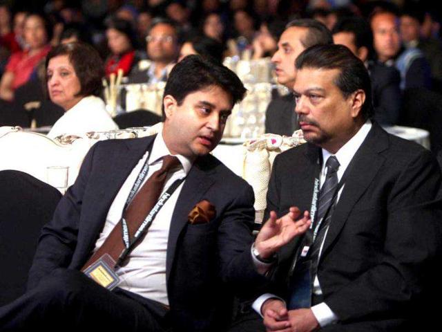 Congress MP Jyotiraditya Scindia and Vir Sanghvi, advisor, Hindustan Times, at the HT Leadership Summit 2011. HT Photo/Subhendu Ghosh