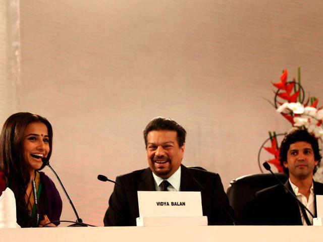 Vidya Balan, Vir Sanghvi and Farhan Akhtar share a light moment at the Summit. (HT Photo/Subhendu Ghosh)