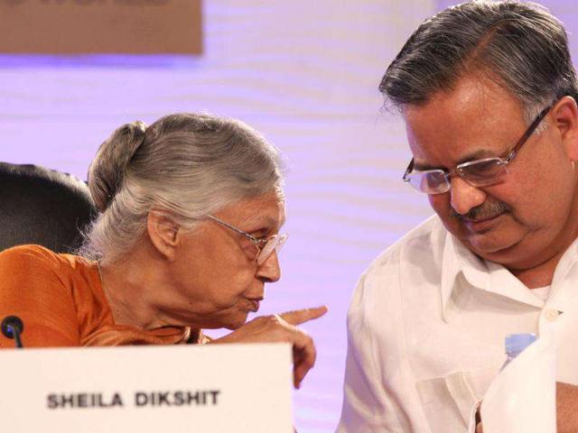 Delhi chief minister Sheila Dikshit shares a thought with her Chhattisgarh counterpart Raman Singh during the HT Leadership Summit 2011 in New Delhi. HT Photo by Sanjeev Verma