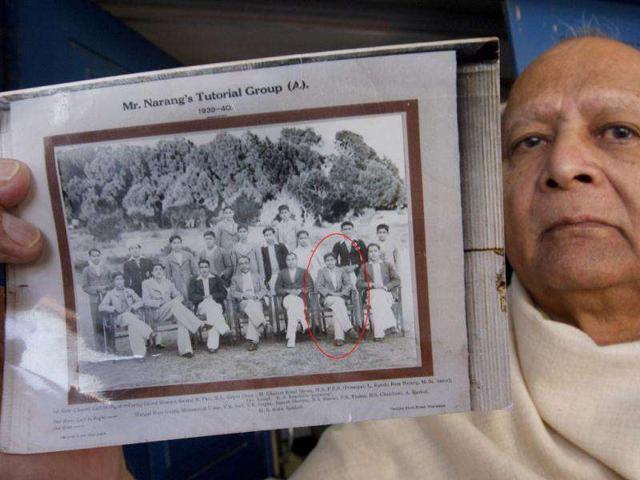 Bollywood superstar Dev Anand’s relative Dr Vinod Anand showing an old picture of the legendary actor taken in 1940 with his classmates at Gharota village in Punjab's Pathankot district. (Munish Byala/HT)