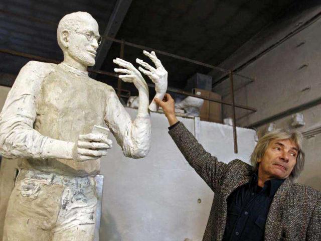 Hungarian sculptor Erno Toth tries various hand gestures on a model for a new bronze statue of late Apple co-founder Steve Jobs in Budapest. Reuters /Laszlo Balogh