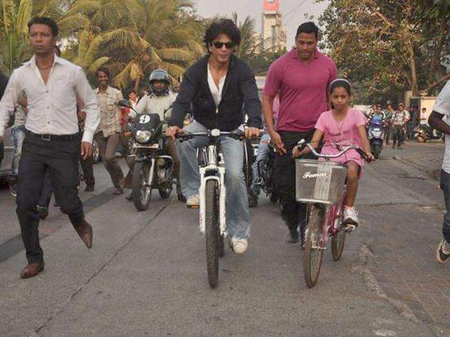 Actor Shah Rukh Khan was recently spotted cycling in Mumbai with his daughter Suhana, bringing the city to a virtual standstill. Take a look.