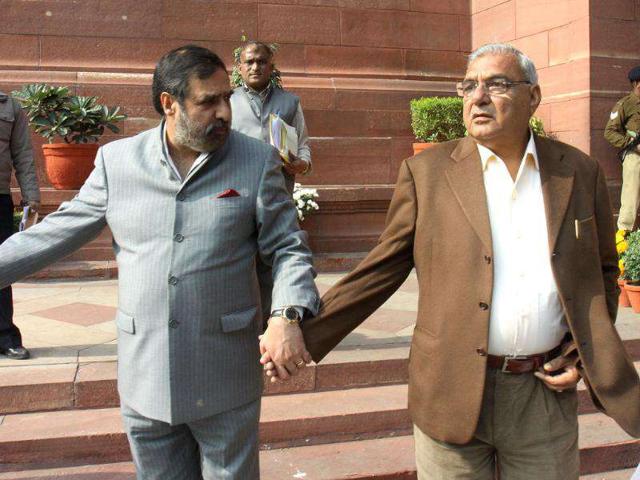 Commerce and industry minister Anand Sharma and Haryana CM Bhupinder Singh Hooda after attending Parliament Winter session, in New Delhi. HT/Sonu Mehta