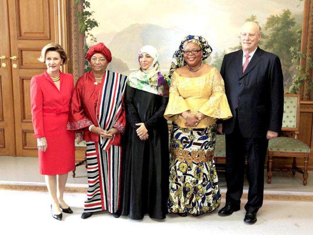 Norway's King Harald V (R) and Queen Sonja (L) pose with Nobel Peace Prize winners Liberian peace activist Leymah Gbowee (2nd R), Yemeni journalist Tawakul Karman (C) and Liberia's President Ellen Johnson-Sirleaf at the Royal Castle in Oslo. The Nobel Peace is award ceremony is hedl every year on the International Human Rights Day. Reuters/Lise Aaserud
