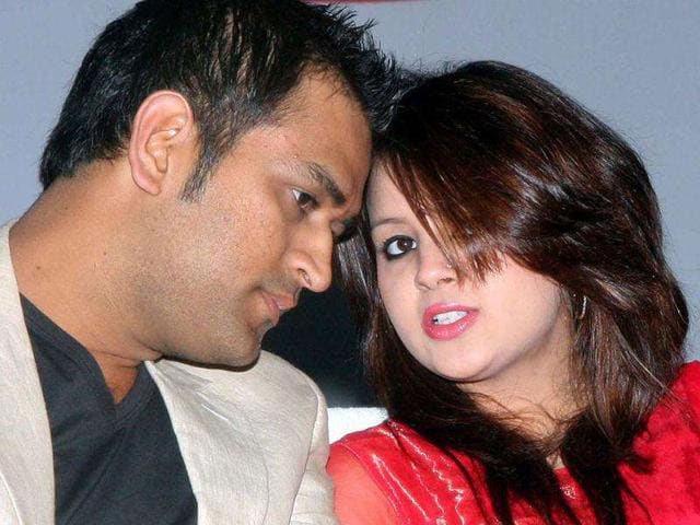 Dhoni and Sakshi... stealing a moment - Hindustan Times