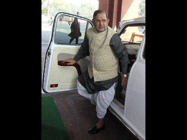 Janata Dal (United) leader Sharad Yadav arrives to attend the winter session of Parliament, at Parliament House in New Delhi. (HT Photo/Sonu Mehta)