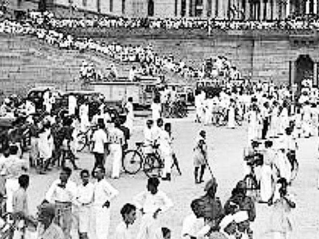 Celebrating August 15, 1947: Delhi celebrated Independence Day in a big way. Roads had been cleaned and festooned with tricolours, and arches erected over many of them. The highlight of the day was a flag salutation parade organised in the evening at the Prince’s Park. Around half a million people — who came on foot, bicycles and cars — gathered to witness the event. All roads leading to Prince’s Park were jampacked. PHOTO COURTESY: AP