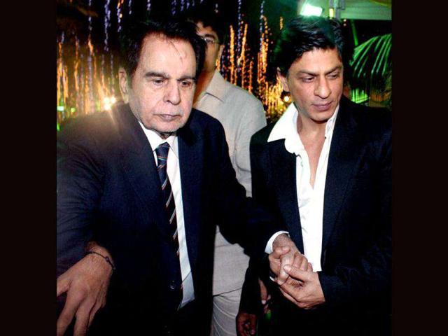 SRK and Dilip Kumar pose together.