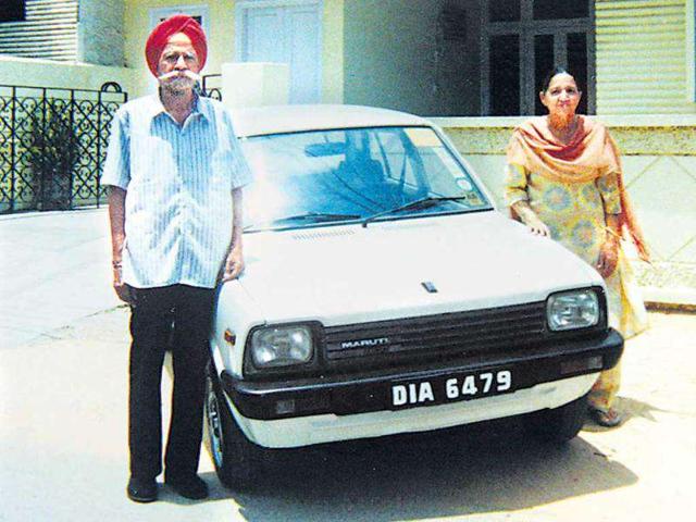 Harpal-Singh-and-Gulshanbeer-Kaur-of-Delhi-became-the-first-proud-owners-of-the-first-Maruti-800-car-in-1983-The-couple-bought-the-car-for-Rs-47-500-and-its-keys-were-handed-to-them-by-the-then-Prime-Minister-Indira-Gandhi-The-Maruti-800-fuelled-a-car-revolution-in-the-country-and-became-a-symbol-of-status-for-the-Indian-middle-class-in-the-1980s