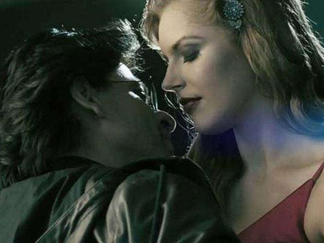 SRK flirts with a firang in the song Mujho Pehchan Lo.