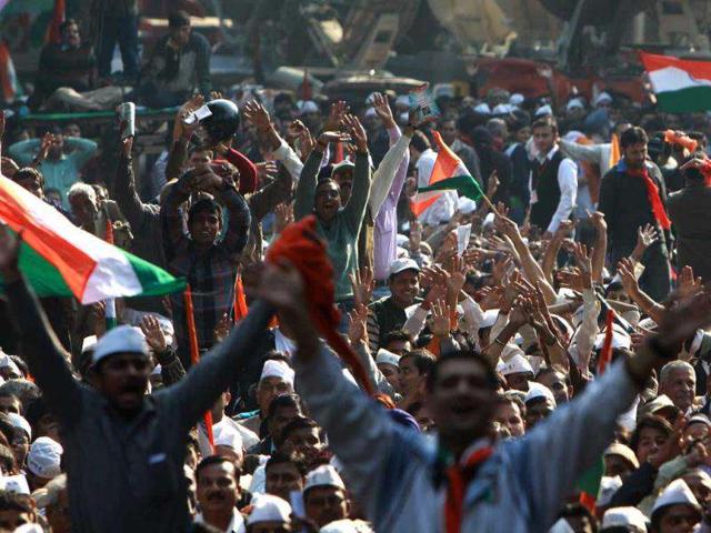 People protesting the view point of a political leader during the lokpal debate as they sits in support of Anna Hazare during his day long hunger protest demanding strong lokpal bill at Jantar Mantar in New Delhi. HT Photo ARIJIT SEN