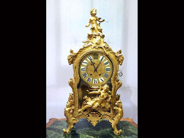 An Eighteenth Century French Clock, estimated between US$1500 - $2000.00 from Jackson's 100 North Carolwood Drive home.(AFP PHOTO / Frederic J. Brown)