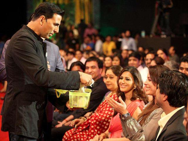 Akshay was seen playing with two little hamsters on stage and introduced them to Neelam, who was there to cheer for her hubby, Sameer Soni.
