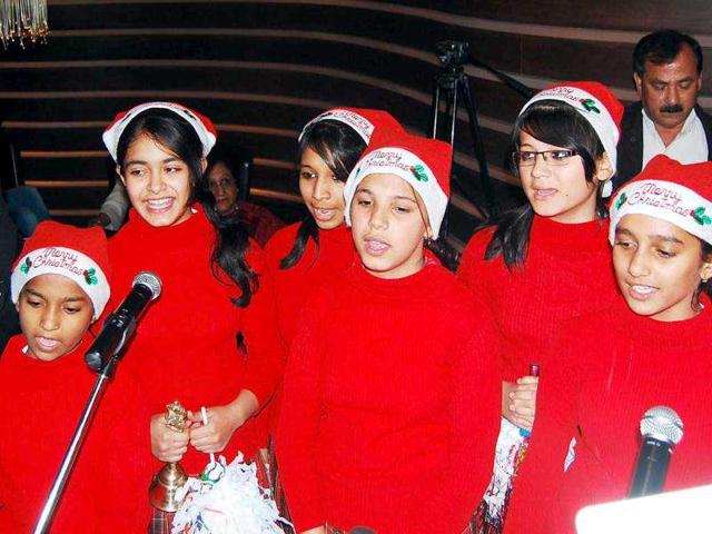 Santa Claus's little helpers singing Christmas carols during Chirstmas celebrations at a hotel in New Delhi. UNI photo