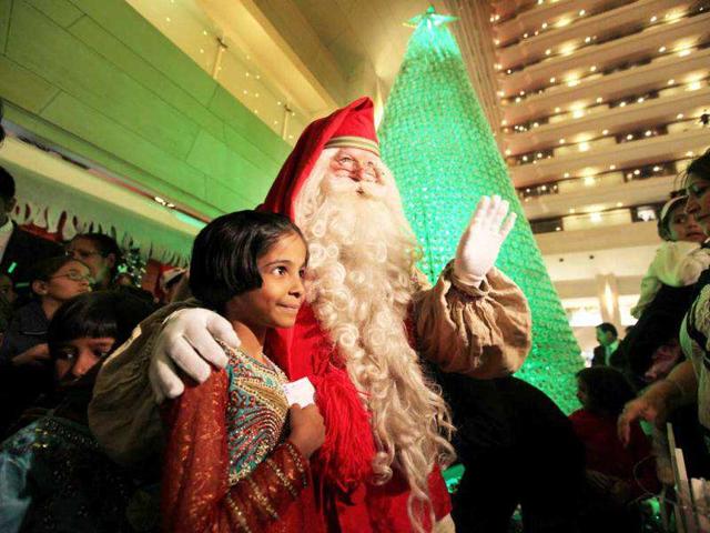Finnish Santa Claus celebrating with children and cutting a huge cake during the Christmas festivities in New Delhi. HT Photo/Rajkraj