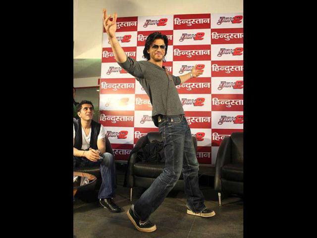 SRK teaches a step or a two to Dainik Hindustan team. (HT Photo/Raj K Raj)