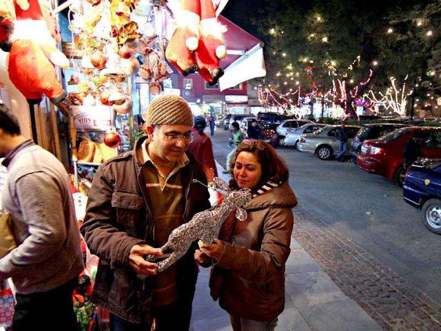 A couple shops for Christmas at Khan Market in New Delhi. (HT Photo/Jasjeet Plaha)