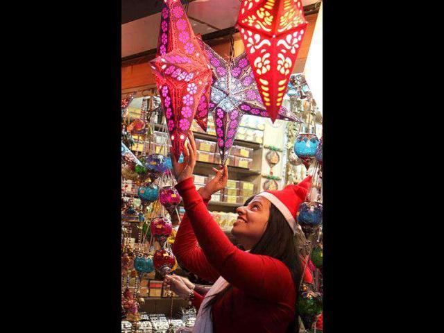 Girls shop for gift items for Christmas at Janpath in New Delhi. (HT Photo/Sonu Mehta)