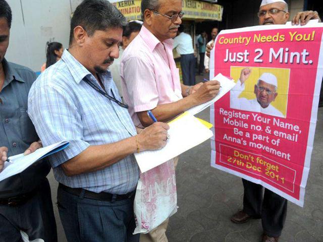 Citizens sign up in support of social activist Anna Hazare and his opposition to the proposed Lokpal Bill in its current form in Mumbai. AFP Photo
