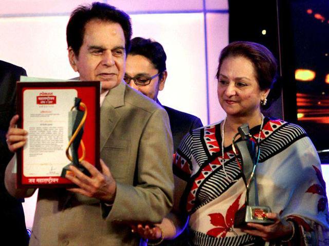 Veteran actor Dilip Kumar is awarded the Lifetime Achievement Award and megastar Amitabh Bachchan the Maharashtrian of The Year award by Marathi newspaper Lokmat. See pics!