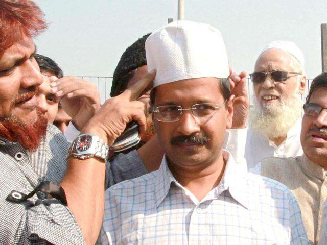Arvind Kejrival, core committee member of India against Corruption, with Muslim community member for a meet at Aman committee office at crawford market in Mumbai. HT Photo by Hemant Padalkar.