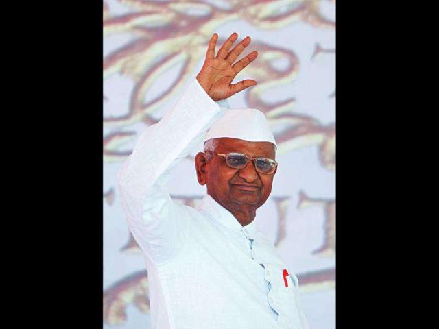 Anna Hazare waves on the stage during his three-day fast at MMRDA ground in Mumbai. Reuters Photo