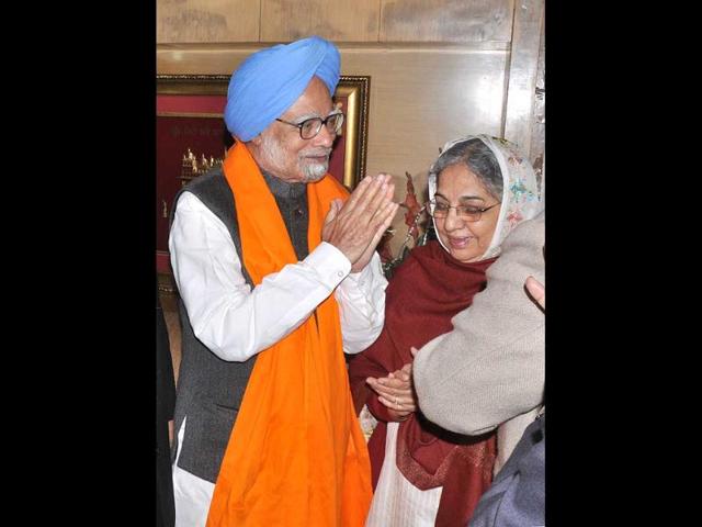 Manmohan Singh and his wife Gursharan Kaur greeting SGPC officials during his visit of Harmandar Sahib (Golden Temple) in Amritsar. HT Photo/Munish Byala