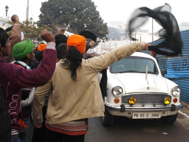 Anna supporters show black flags during PM's Amritsar visit. HT Photo/Munish Byala