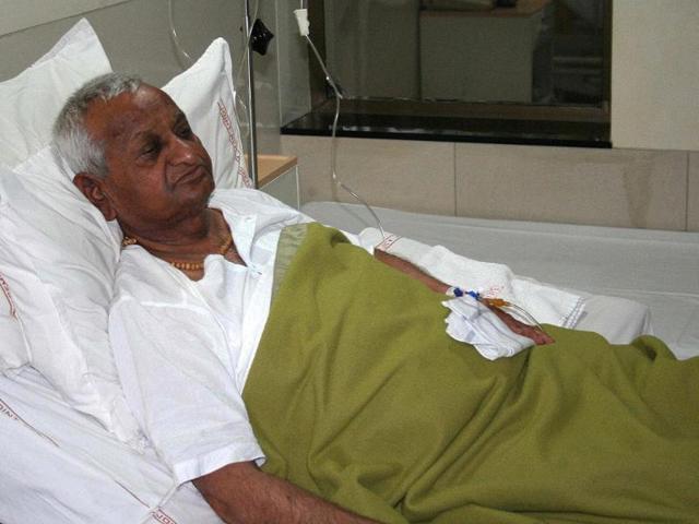 Social-activist-Anna-Hazare-who-is-admitted-to-a-private-hospital-after-suffering-from-a-chest-infection-recovers-in-Pune-PTI-Photo