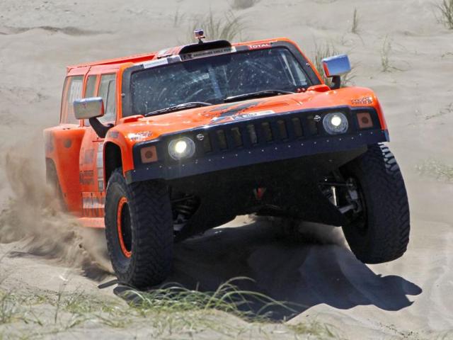 US Robby Gordon and co-pilot Johnny Campbell drive their Hummer during the first stage of the fourth South American edition of the Dakar Rally from Mar Del Plata to Santa Rosa de la Pampa.